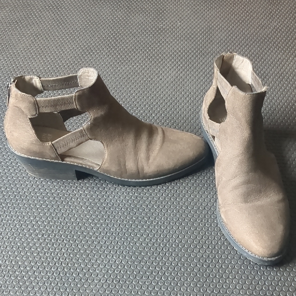 Eileen Fisher size 9 Tan Ankle Boots